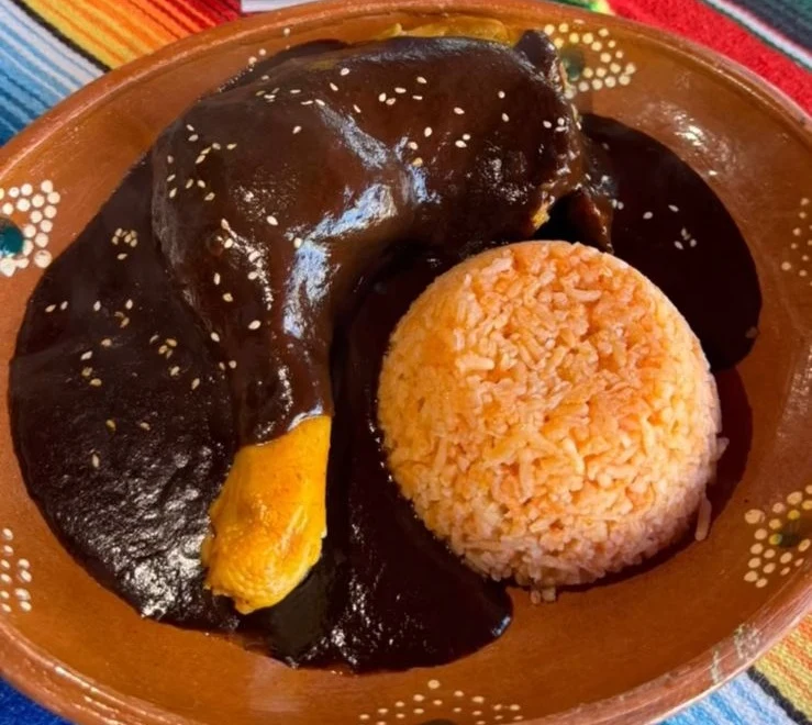 Detalle de mole con ajonjolí y arroz rojo