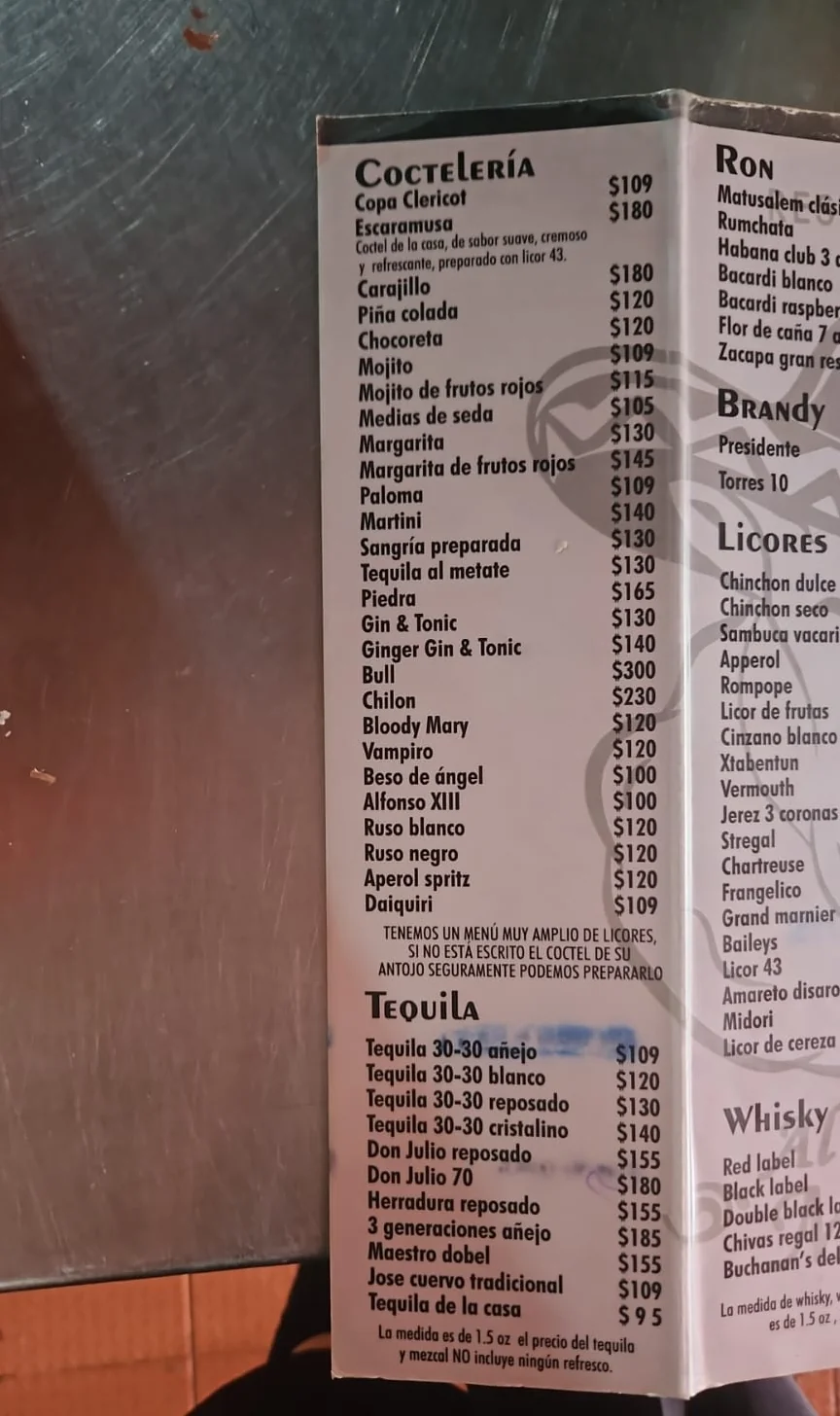 Página del menú: coctelería y tequila